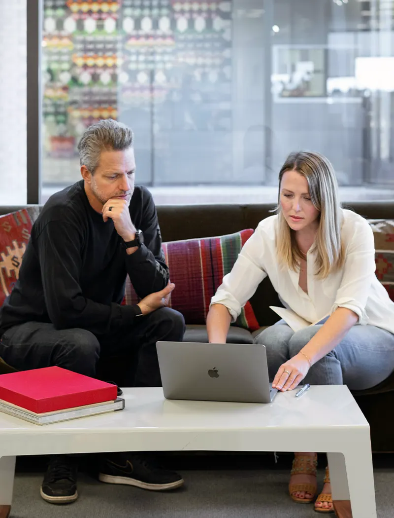 Contrôle de Gestion 97 Un homme et une femme regardant un ordinateur portable